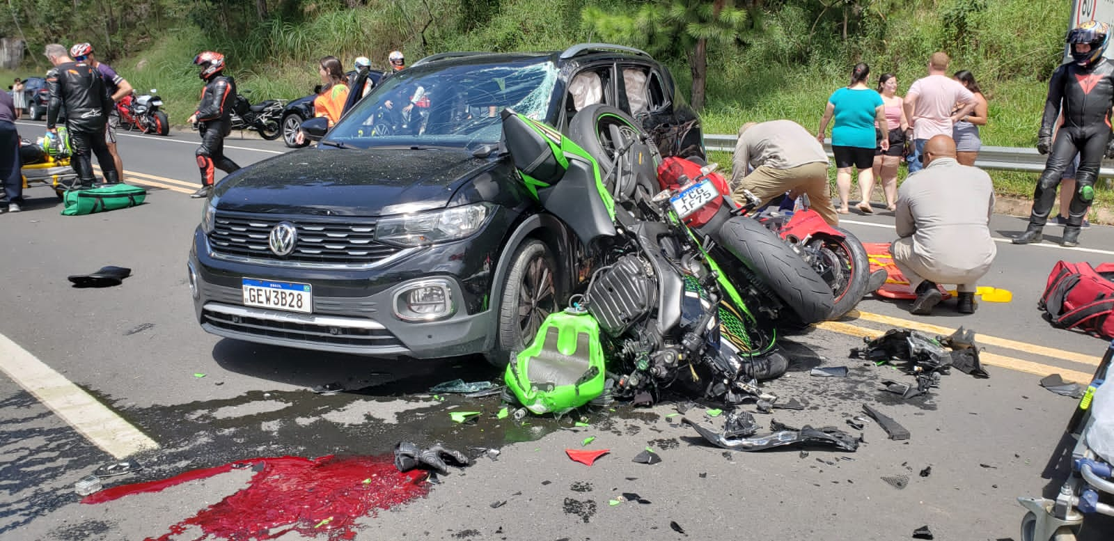 Not Cias Imagens Fortes Motociclista Morre E Outro Fica Ferido Ap S